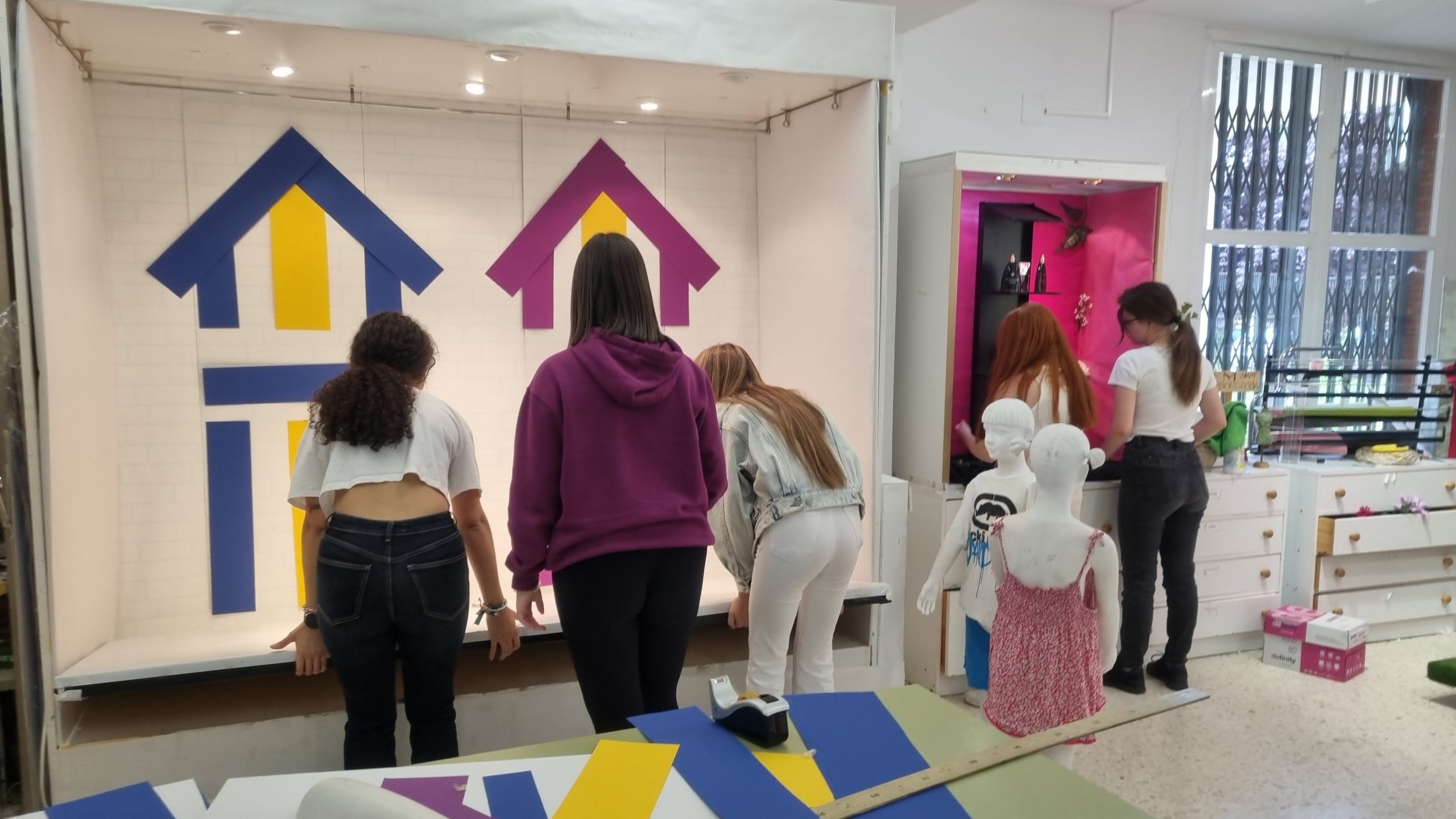 Alumnos del Ciclo Formativo de Grado Medio en Actividades Comerciales preparando un escaparate en el aula taller